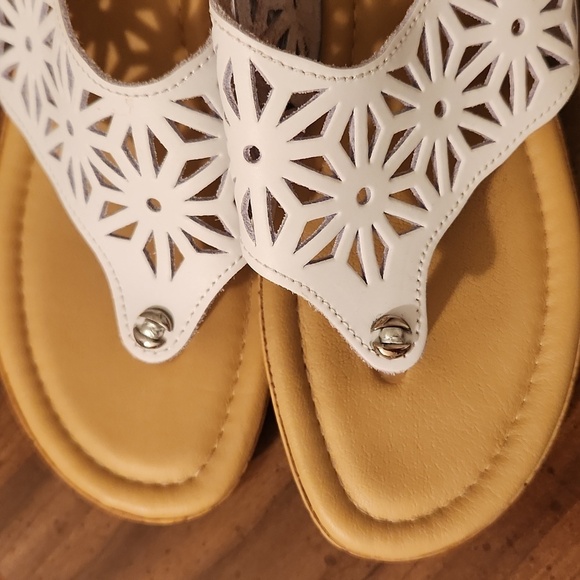 Spring Step White Leather Upper Thong Cut-Out Sandal White Size 9 - Picture 2 of 6